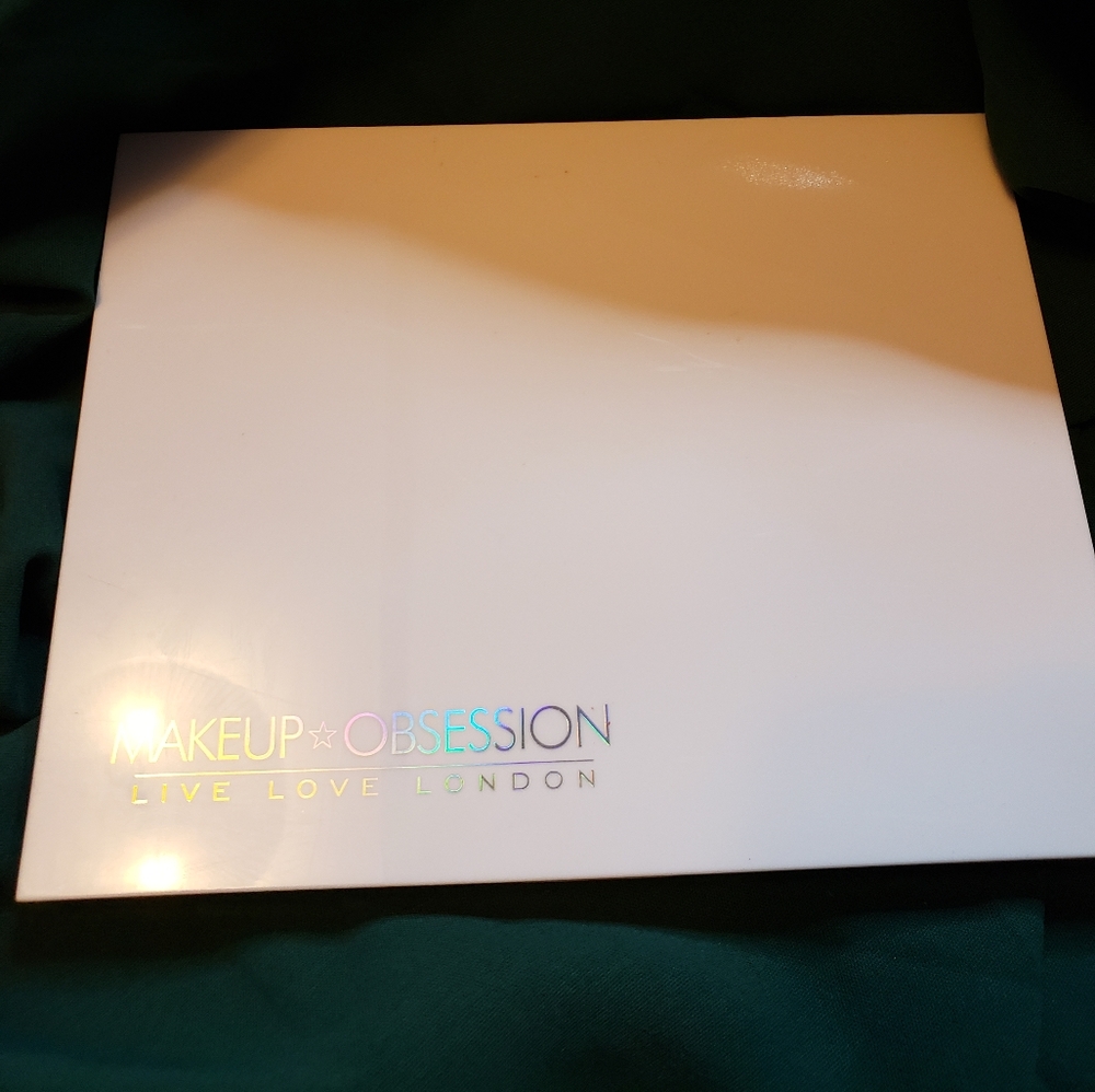 Makeup Revelotion Z palette w/lippies and highlighter included